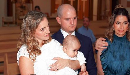  Lucía Hernández y Miguel Valladares con su ahijado Juan José.