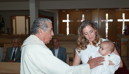  Padre Carlos Medina y Lucía Hernández con Juan José.