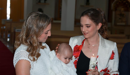  Lucía y Daniela Hernández con su ahijado Juan José.