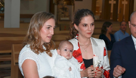  Lucía y Daniela Hernández con su ahijado Juan José.