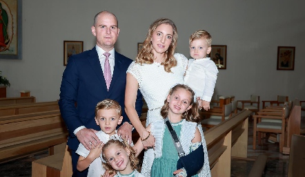  Miguel Valladares y Lucía Hernández con sus hijos.