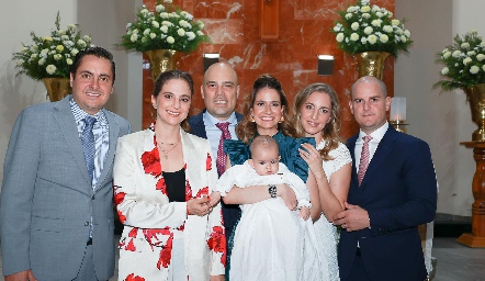  Carlos Almazán, Daniela Hernández, Germán Sotomayor, Mónica Medlich, Lucía Hernández y Miguel Valladares con Juan José.