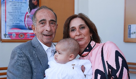  José Medlich y Mónica Leal con su nieto Juan José.