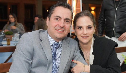  Carlos Almazán y Daniela Hernández, padrinos de Juanjo.