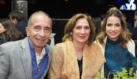  José Medlich y Mónica Leal con su hija Mónica.