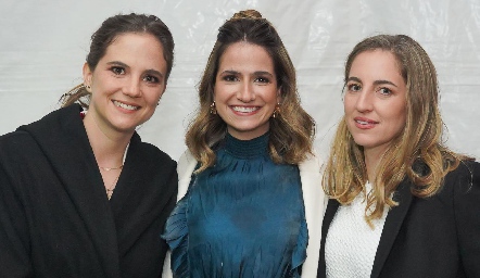  Daniela Hernández, Mónica Medlich y Lucía Hernández.