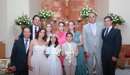  Héctor Vázquez, Sandra Pérez, Maripepa Muriel, Pilar Valladares, Francisco Torres, Guillermo Guerra, Roberto Mercado y Maga Nieto con sus ahijados Marina y Diego Córdova.