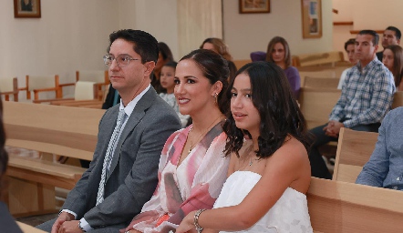  Félix Córdova y Lety Agular con su hija Maite.