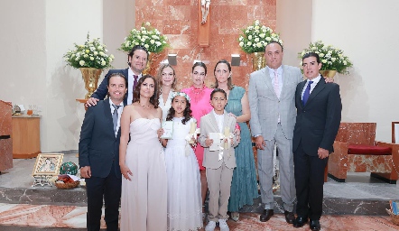  Héctor Vázquez, Sandra Pérez, Maripepa Muriel, Pilar Valladares, Francisco Torres, Guillermo Guerra, Roberto Mercado y Maga Nieto con sus ahijados Marina y Diego Córdova.