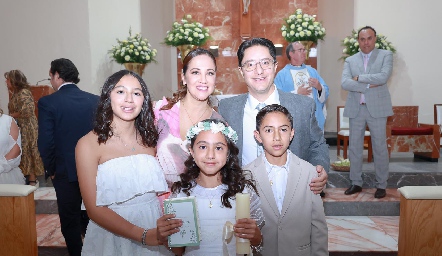  Lety Aguilar y Félix Córdova con sus hijos Maite, Marina y Diego Córdova.