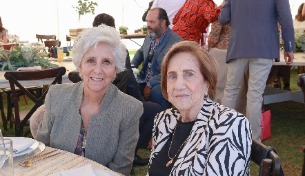  Rebeca Mendizábal y María de la Luz, abuelas de Marina y Diego.