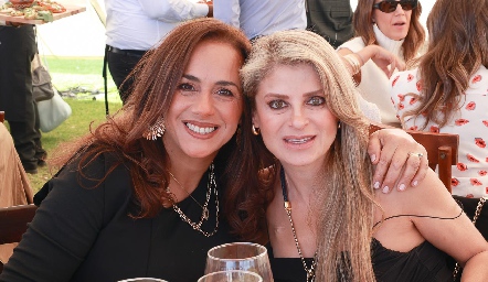  Mariza Calderón y Verónica Escobedo.