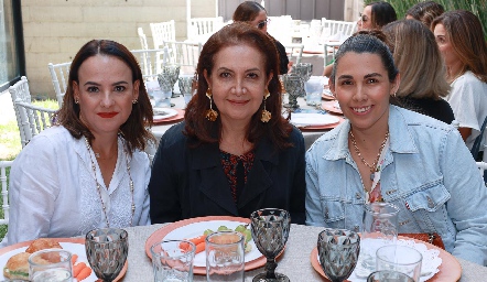  Lorena González, Laura Izaguirre y Chantal.