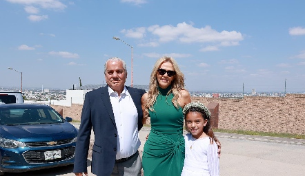  Jorge Torres Corzo y Eleida Sánchez con su nieta Valentina.