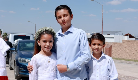  Valentina con sus primos Jorgito y Marcelo Torres.