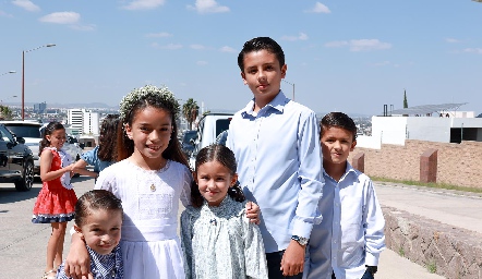  Valentina con su hermano y sus primos Daniela, Jorge y Marcelo Torres.