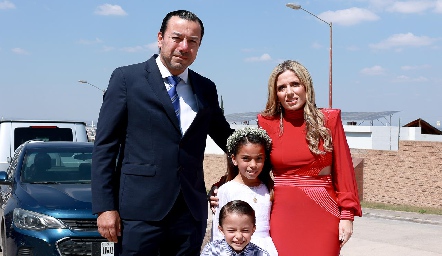  Elías Valencia y Graciela Torres con sus hijos Elías y Valentina.