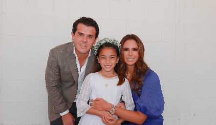  Jorge Torres y Daniela de la Fuente con su sobrina Valentina .