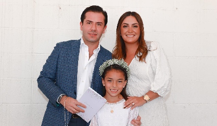  Mauricio Torres y Regina Nieto con su ahijada Valentina.