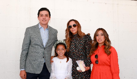  Valentina con sus padrinos, Eleida Torres, Jesús Jiménez y Alejandra Torres.