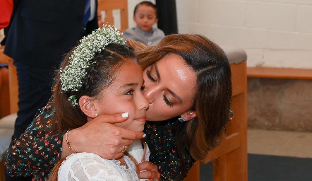  Eleida Torres con su ahijada Valentina.