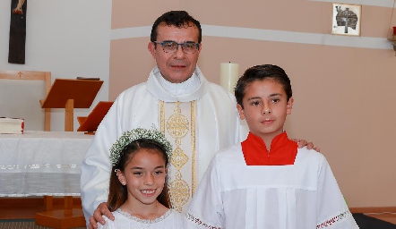  Valentina Valencia y Jorgito Torres con el padre Salvador.