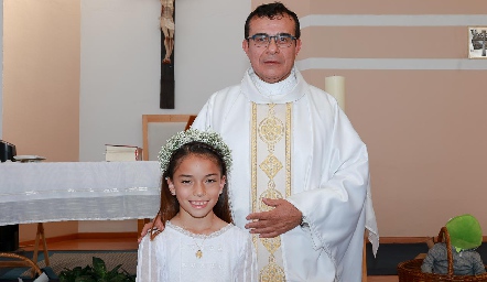  Valentina Valencia con el padre Salvador.