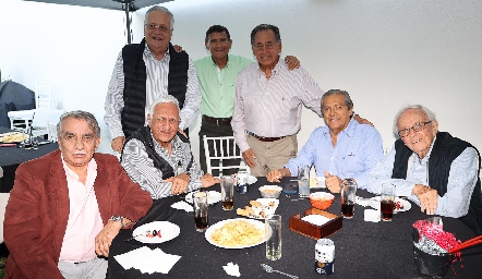  Jaime Morales con sus amigos.