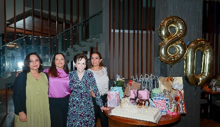  Lucía, Gabriela y Patricia Betancourt con su mamá Lucía Dibildox.