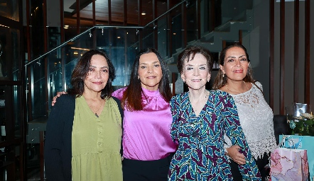  Lucía Dibildox con sus hijas Lucía, Gabriela y Patricia Betancourt.