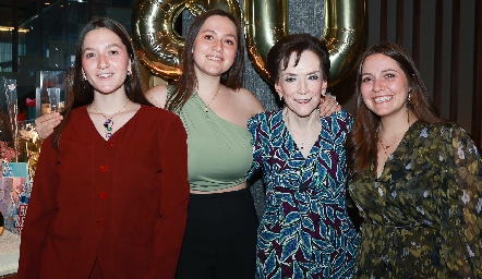  Lucía Dibildox con sus nietas Emilia, Isabel y Fernanda Noyola.