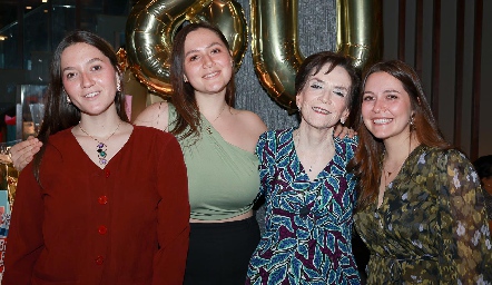  Lucía Dibildox con sus nietas Emilia, Isabel y Fernanda Noyola.