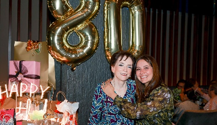  Lucía Dibildox con su nieta Fernanda Noyola.