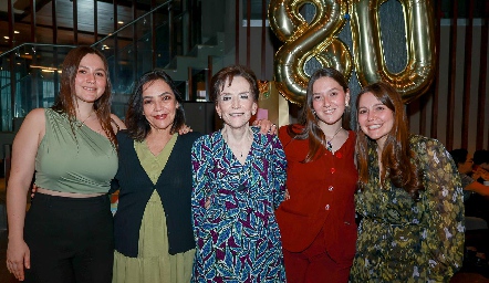  Lucía Dibildox con su hija Lucía Betancourt y sus nietas Isabel, Emilia y Fernanda Noyola.