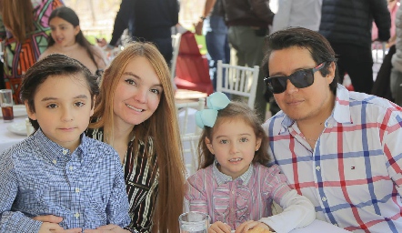  Fernanda Monternach y Mauricio Reyna con sus hijos.