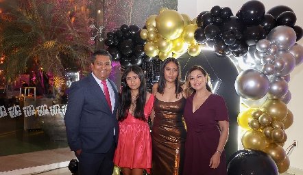  Francisco Hernández y Liz Castillo con sus hijas Valeria y Jimena.