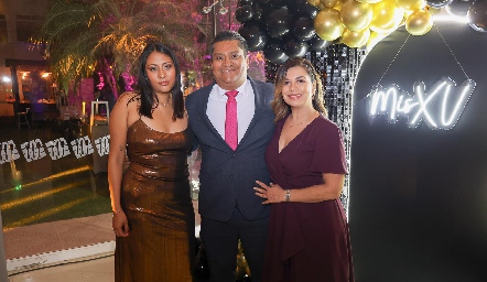 Francisco Hernández y Liz Castillo con su hija Jimena.