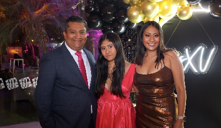  Francisco Hernandez  con sus hijas Valeria y Jimena.