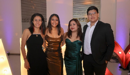  Paulina Hernández, Jimena Hernández, Valeria Covarrubias y Fabricio Chirino.