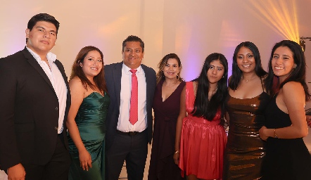  Francisco Hernández y Liz Castillo con sus hijas Valeria y Jimena