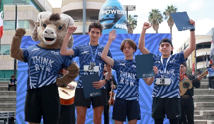  Categoría Preparatoria Varonil, Patricio Ayala 2°, Juan Pablo Vera 1° y Javier Gallegos 3°.