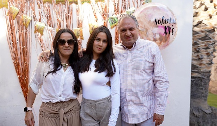  Syndhi Gutiérrez y Rafael Aguilar con su hija Valentina.