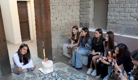  Valentina en compañía de sus amigas.