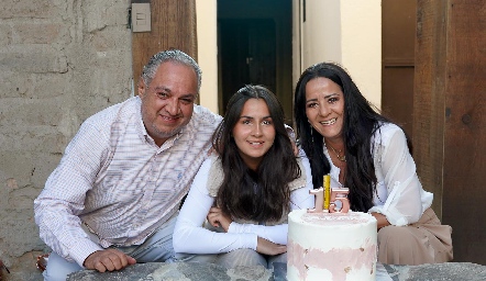  Rafael Aguilar y Syndhi Gutiérrez con su hija Valentina.