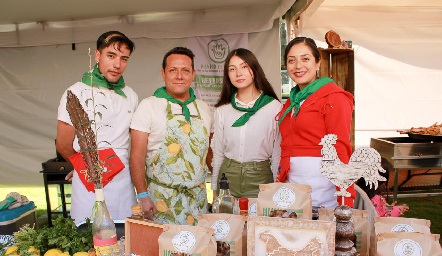  Román Silva, Juanjo Ruiz, Violeta Ruiz y Yahaira Ruiz.