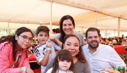  Erick Castillo, Vicky Martínez y Gabriela López.