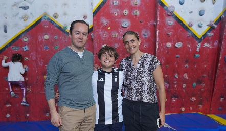  Enrique de León y Paloma Espinosa con su hijo Jerónimo.