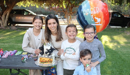  Gaby Labastida con sus hijos Isa, Roberto y Gaby Molina y su sobrino Santiago.