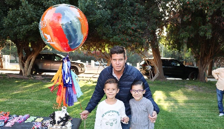  Roberto Molina con sus hijos Roberto y Gaby.