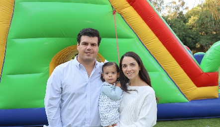  Mauricio Labastida y Sofía Álvarez con su hija Ana Victoria.